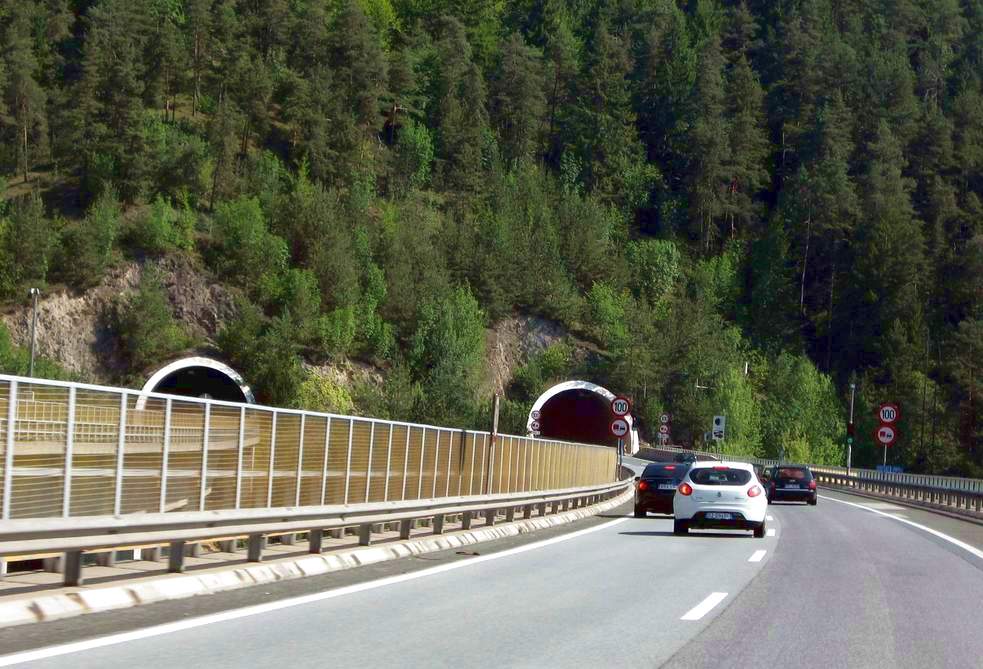 Intrare în tunel de pe autostradă