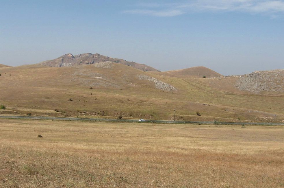 șoseaua națională și dealurile din vest