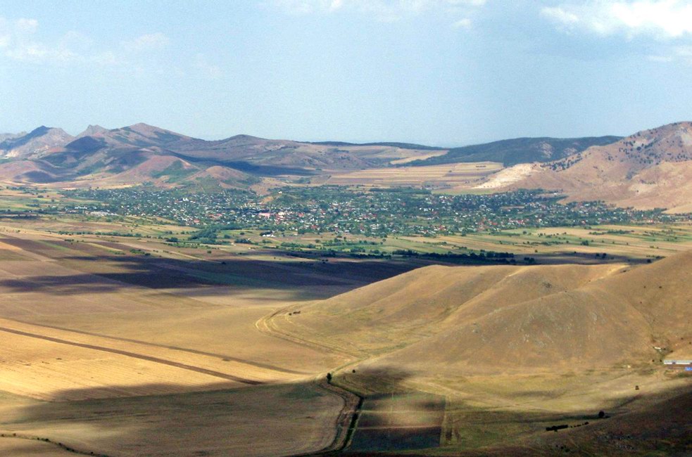 vedere spre satul Greci, locuit cândva de numeroși italieni